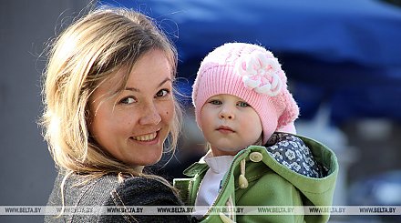 "Пусть главной наградой станут счастье и благополучие детей" - Александр Лукашенко поздравил женщин с Днем матери
