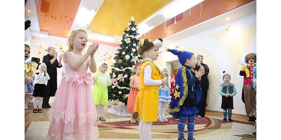 Подарки, веселые хороводы и исполнение желаний. Виктор Лискович поздравил воспитанников детского сада в Свислочи с наступающими праздниками