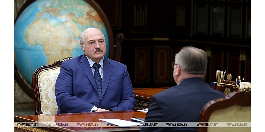 Лукашенко предлагает рассмотреть вопрос о введении ответственности за получение зарплат в конвертах