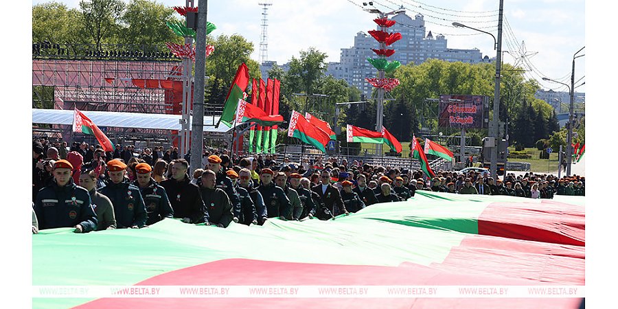Шествие с самым большим флагом Беларуси стартовало от стелы "Минск - город-герой"