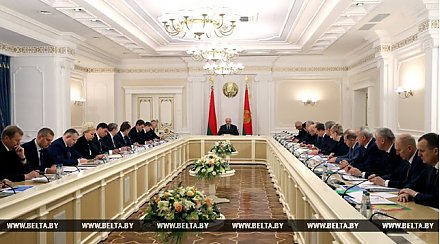 О вызовах, преобразованиях и точках роста – Александр Лукашенко принял с докладом экономический блок страны