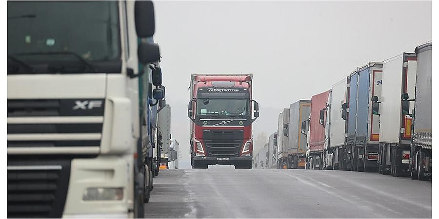 Более 1040 единиц грузового транспорта ожидают въезда в Литву 