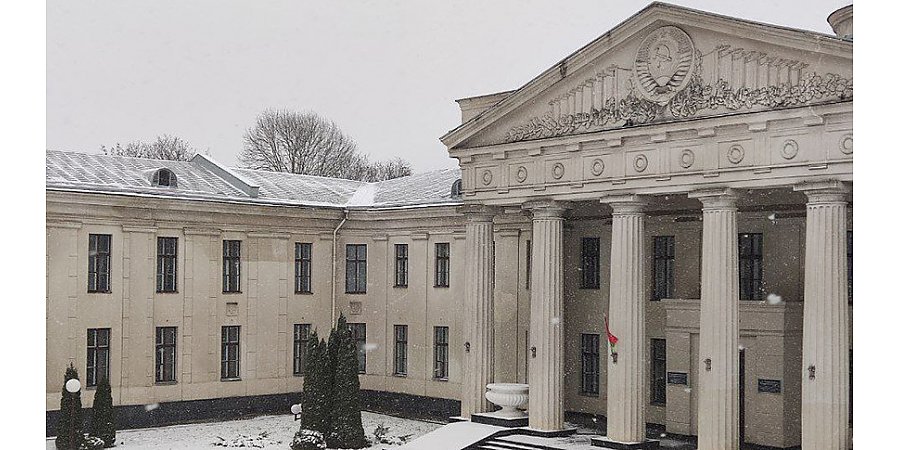 Часы, шпалеры, мебель XVI века представят на выставке новых приобретений в Гродненском музее