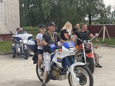 Лидские байкеры с благотворительной миссией побывали в Радунском СПЦ 