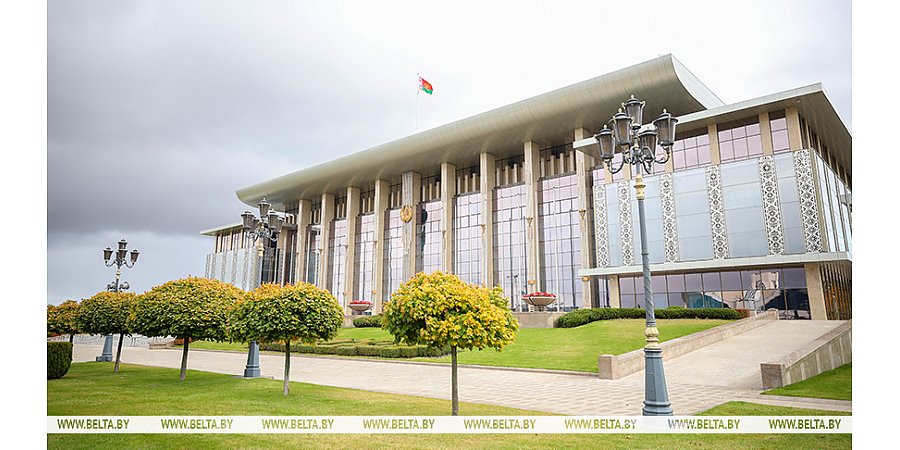 Александр Лукашенко заслушал доклады Крутого и Кочановой. В числе главного - совещание по Витебщине и мониторинг в торговле