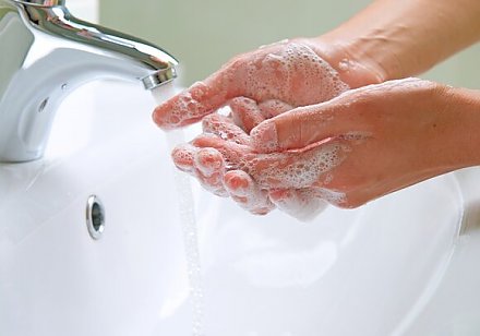 Соблюдать дистанцию, чаще мыть руки и носить маску. Как обезопасить себя от вирусов и инфекций. Инфографика