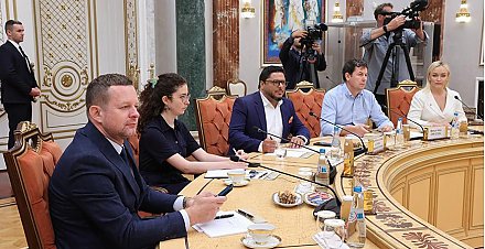 "Бомбическая пресс-конференция", "Правит железной рукой". Что западные СМИ написали о встрече с Александром Лукашенко