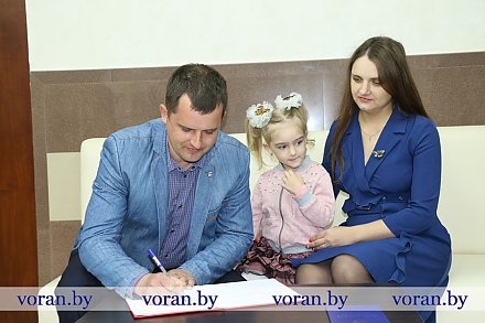 Здравствуй, новый человек! В День семьи в отделе ЗАГС Вороновского райисполкома состоялась торжественная регистрация рождения ребенка