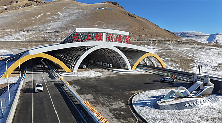 В Китае открылось движение по самому длинному в мире скоростному автомобильному тоннелю 