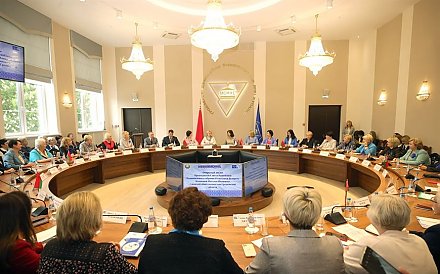 Представительницы Вороновской организации Белорусского союза женщин поделились впечатлениями от участия во встрече с председателем Совета Республики Натальей Кочановой