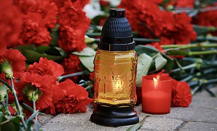 Фотофакт: заженные лампады горят у здания КГБ в Гродно