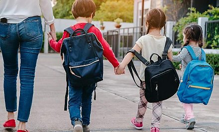 Матпомощь к школе для многодетных семей: сколько выплатят и куда обращаться