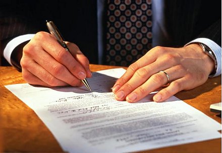 Нотариус ведет прием