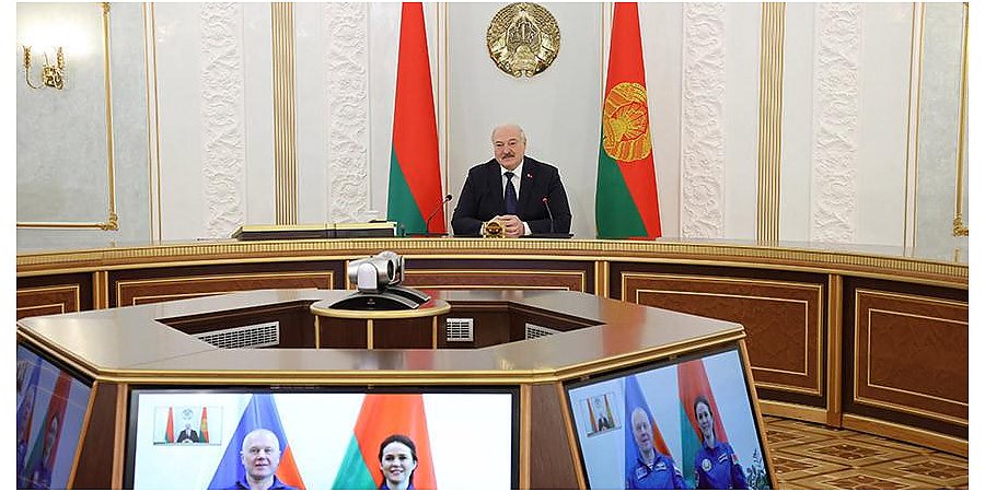 Александр Лукашенко пригласил Марину Василевскую и Олега Новицкого в гости после космического полета и пообещал угостить фирменным салатом