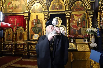 Серебряную чашу для Причастия передали в дар Свято-Рождество-Богородичному женскому монастырю гродненские таможенники