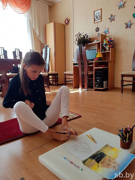 Неограниченные возможности. В Вороновском районе девушка с ДЦП рисует картины ногами