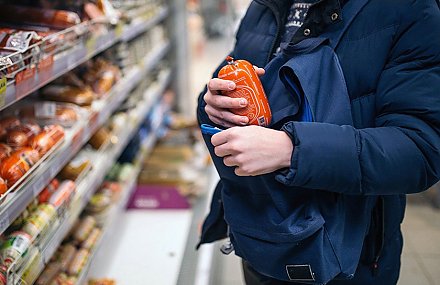 Какое наказание ждет за кражу в магазине, рассказали в милиции