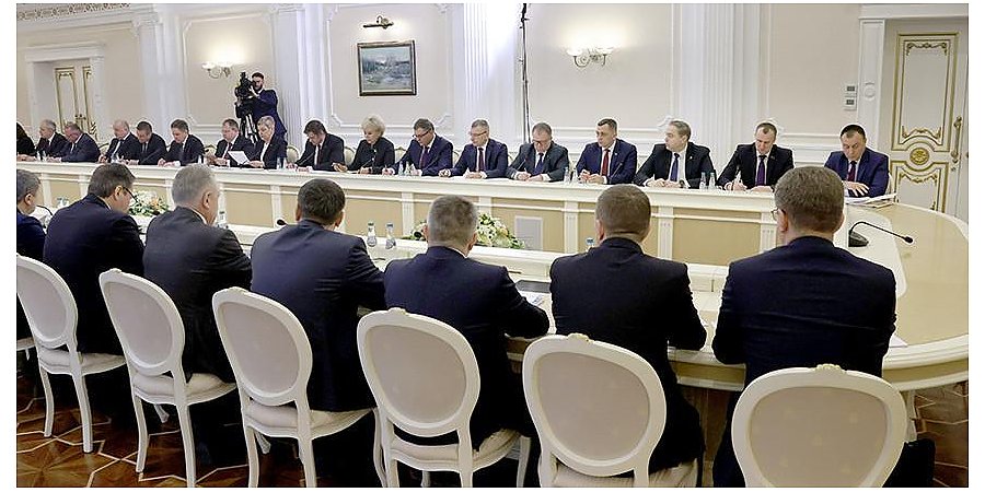 Александр Лукашенко поручил журналистам встряхнуть КГК и правительство по вопросу зарплат "великих" деятелей в торговле