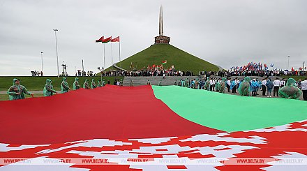 О сакральных символах, задачах молодежи, флаге с Эвереста и новом учебнике - выступление Лукашенко у Кургана Славы