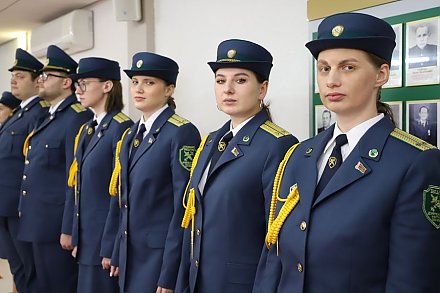 Гродненские таможенники накануне Дня Октябрьской революции принесли присягу на верность стране и народу. Среди них — молодой инспектор ТП «Бенякони»