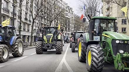 Французские фермеры протестуют на тракторах в центре Парижа