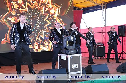 Фирменное многоголосие и уникальная тембральная палитра «Беларусов» украсили праздник в Радуни