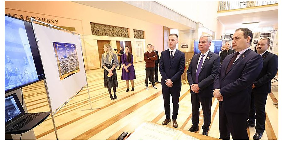 90-летняя история. Роман Головченко и Владимир Адрейченко посетили выставку к юбилею Дома правительства