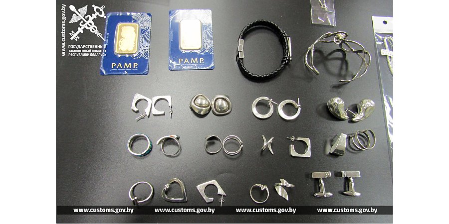Порядка 40 разных изделий из серебра и два золотых слитка намеревался ввезти без декларирования гражданин Мексики, следовавший из Литвы