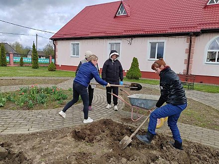 Дружный субботник. Коллективы Вороновского РЭС и КСУП «Элит-Агро Больтиники» благоустроили территорию предприятий