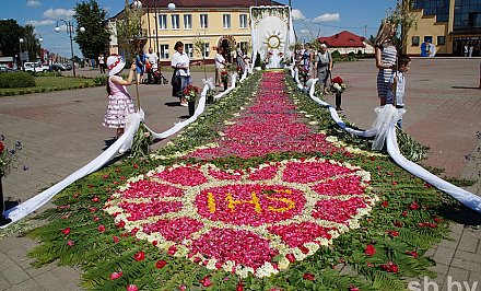 В Ивье в честь католического праздника выложили улицы цветочными коврами