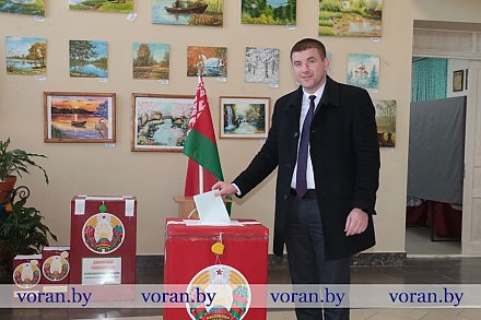 В основной день республиканского референдума  проголосовал  председатель Вороновского райисполкома Дмитрий Захарчук