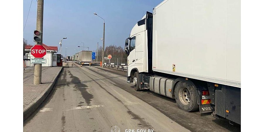 Оформляют грузовики в ручном режиме: въезда в Литву приходится ждать по 8 часов