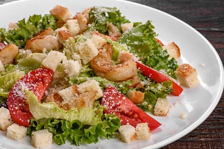 Легкий летний ужин: рецепт салата «Цезарь» с крабовыми палочками