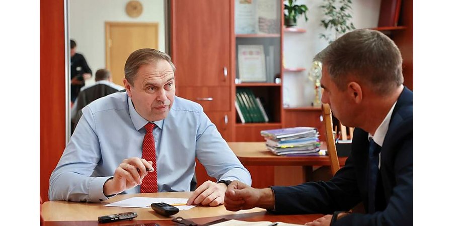 "Прямые линии остаются эффективным способом решения вопросов, волнующих население". Председатель облисполкома Владимир Караник провел прямую телефонную линию в Свислочи