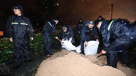 В Китае эвакуировали более 1,65 млн человек из-за шторма "Иньфа"