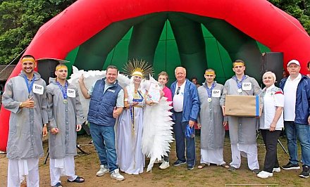 Порядка 30 плавсредств и экстремальные условия. Как на Августовском канале прошел заплыв «На чем попало»