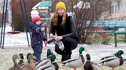 С 1 февраля повышаются размеры государственных пособий семьям, воспитывающим детей, все виды пенсий и БПМ