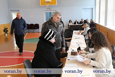 На Радунском участке для голосования №13 выборы проходят организованно, спокойно, с высокой явкой избирателей