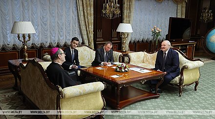 Александр Лукашенко встретился со спецпосланником Папы Римского