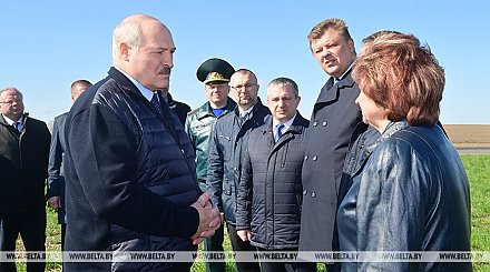 Поездку в Чечерск Александр Лукашенко начал с ознакомления с ситуацией в сельском хозяйстве