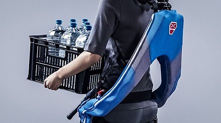 Пенсионеры в Японии стали надевать экзоскелеты