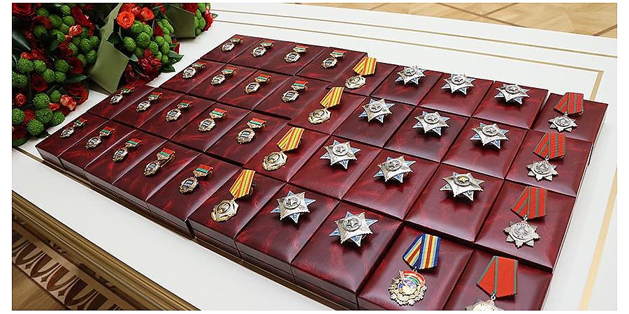 Александр Лукашенко вручил государственные награды заслуженным деятелям различных сфер