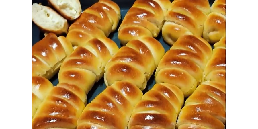 Угощение к семейному застолью: рецепт аппетитных булочек с творожной начинкой