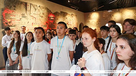 Слезы и благодарность. Участники форума "Дети Содружества" об эмоциях при посещении Хатыни