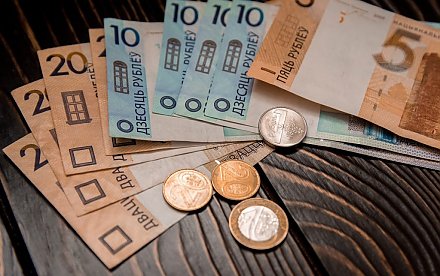 Средняя зарплата в Беларуси в марте увеличилась до 926,8 рубля