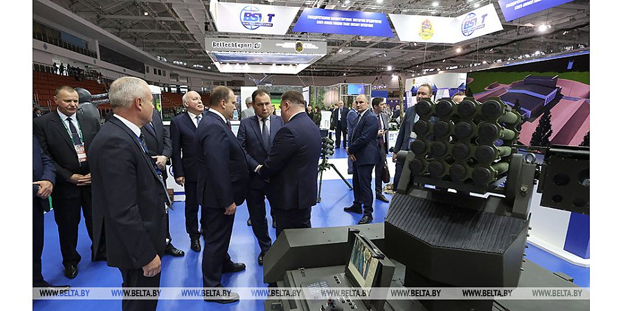 Головченко ознакомился с разработками отечественного и зарубежных ВПК на MILEX