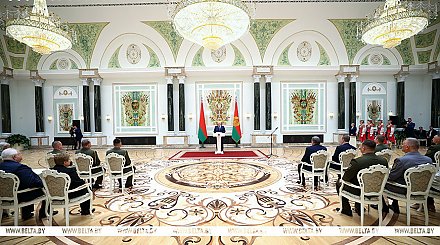 Александр Лукашенко накануне Дня народного единства вручил госнаграды