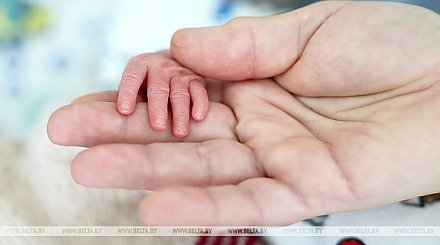 Можно ли совмещать работу с декретом и как это скажется на выплатах, рассказали в Минтруда 