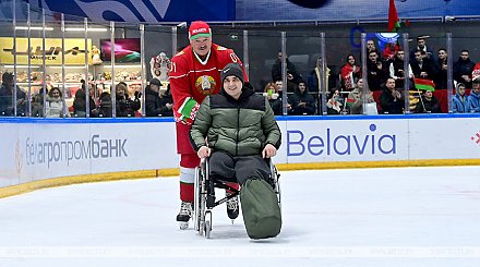 Александр Лукашенко устроил круг почета по ледовой арене для парня на инвалидной коляске из Донбасса