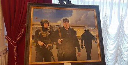 ФОТОФАКТ: Во Дворце Независимости выставили подаренную Александру Лукашенко картину, о которой он рассказал 1 сентября
